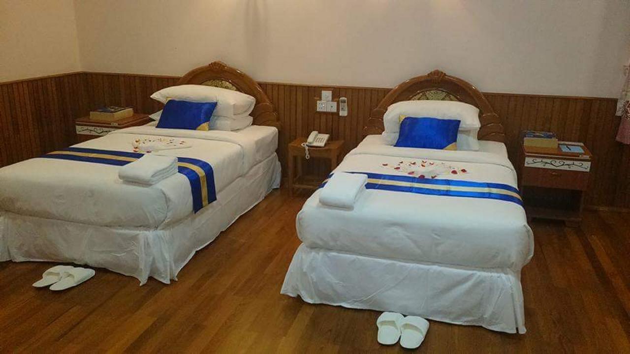 Famous Hotel 勃固 外观 照片