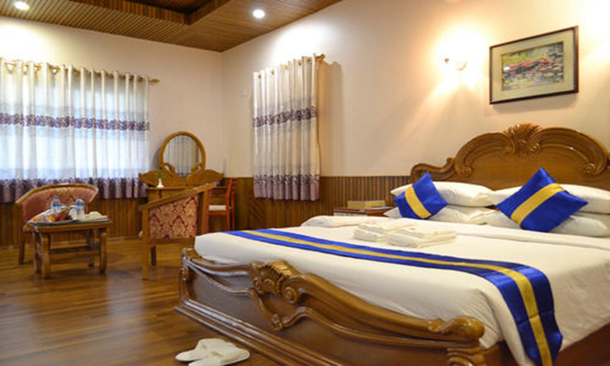 Famous Hotel 勃固 外观 照片